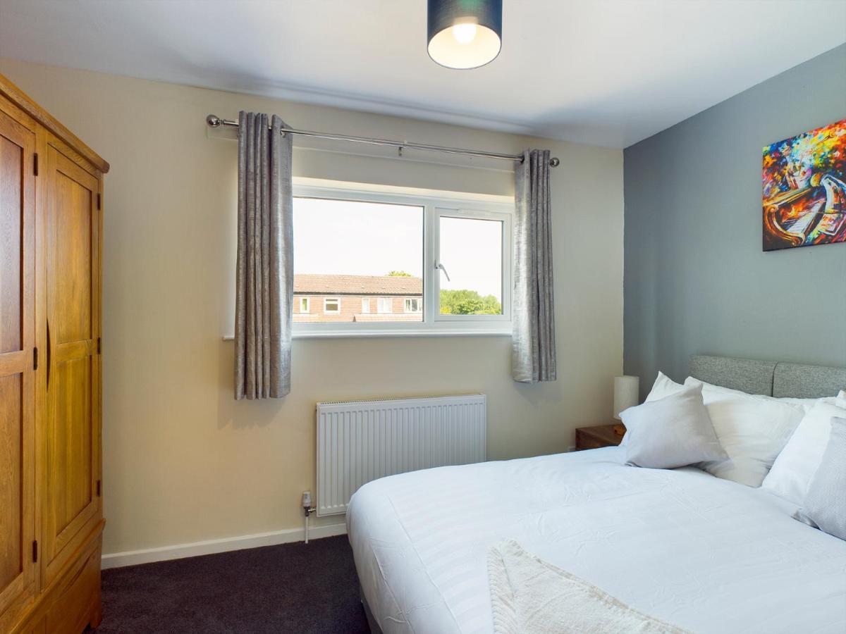 247 Serviced Accommodation In Telford- 3Br House Exterior foto